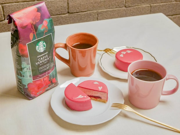 華やかなルビーチョコに注目！スタバ新作「ルビーチョコレートケーキ」を最速レビュー