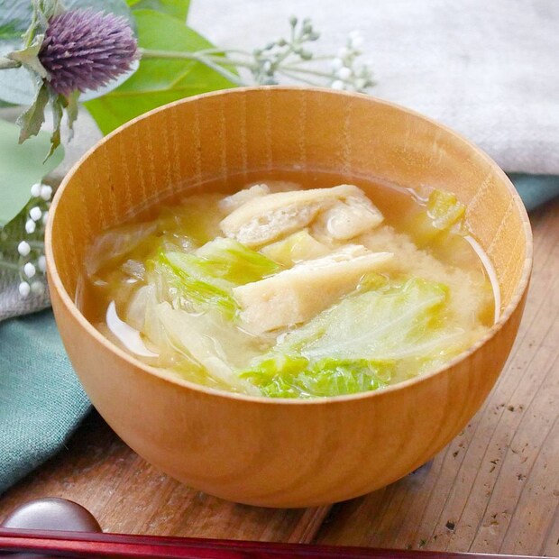 レタスと油揚げの味噌汁