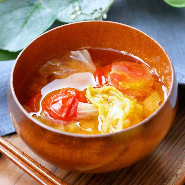 レタスとミニトマトの味噌汁