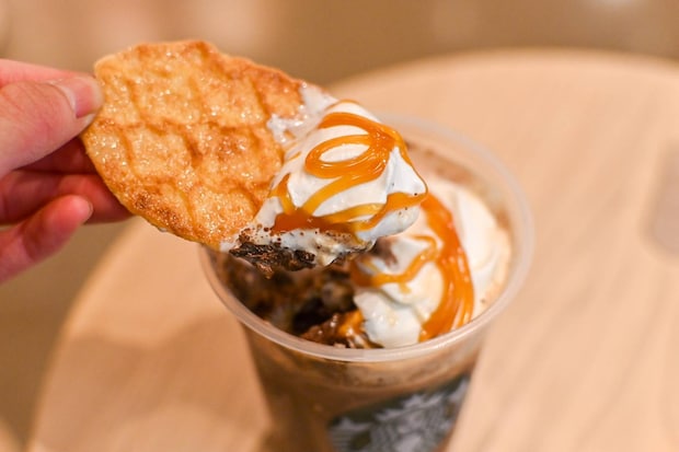 スタバ新作の正解カスタム！「カカオ エスプレッソ アフォガート フラペチーノ®」の深みがアップする飲み方