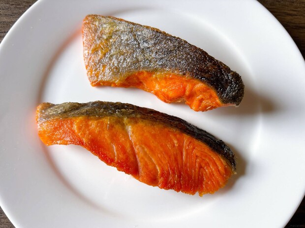 鮭がパサパサになる原因は？しっとり仕上げる失敗しない焼き方・下処理