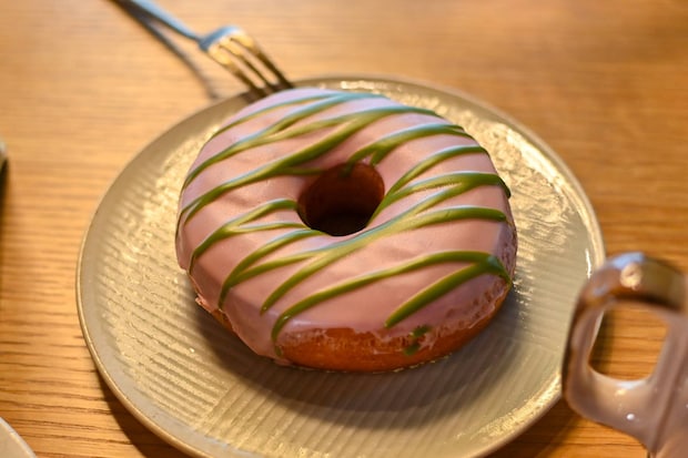 スタバ春の新作「桜抹茶ドーナツ」をレポ。桜の香りと抹茶の深みが贅沢な味わい