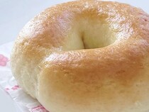 セブンで買える「チーズベーグル」がむちむちでもっちり食感！中華まんケースで発見しました