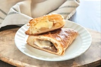 ローソンの新作「三角パイ」2種を食べ比べ！アップルパイとミートパイが登場