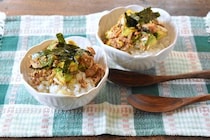 混ぜるだけでコク旨！「アボカドとさば缶のポキ丼」レシピ