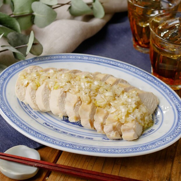 蒸し鶏のネギソースがけ