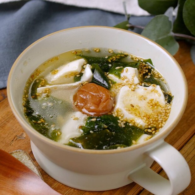 お湯注ぐだけ！豆腐とわかめのヘルシースープ