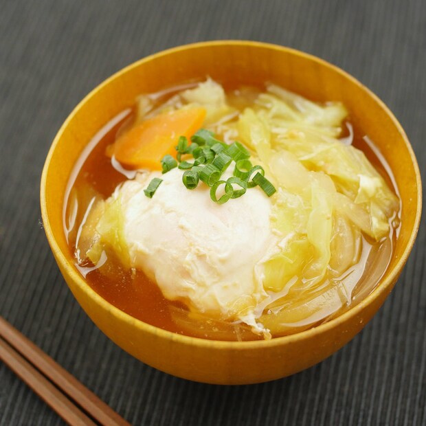 半熟とろ〜り！野菜たっぷり「落とし卵のみそ汁」