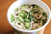 新たなヒット作！セブンのカップうどん「おくらとめかぶ」はなぜこんなに話題になっている？