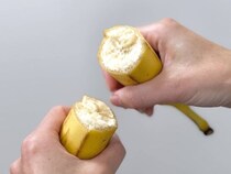 手だけで綺麗に2等分！バナナを皮付きのまま半分にする方法