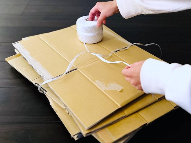 溜まったダンボールを楽に束ねる！裏返さないから崩れにくい方法