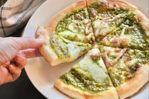 ローソン冷凍ピザの新作は人気イタリアン「ラ・ピッコラ・ターヴォラ」監修！まるでお店の味