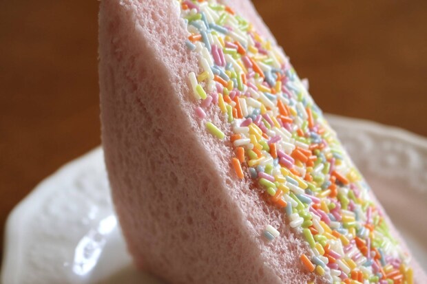 セブン新作「よくばりサンド」に甘党歓喜！たっぷりのクリームとカラーチョコスプレーでまるで夢のようなパン