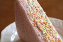 セブン新作「よくばりサンド」に甘党歓喜！たっぷりのクリームとカラーチョコスプレーでまるで夢のようなパン