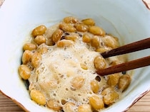 納豆がふわふわに!? ある調味料を加える食べ方に「匂いがやわらいだ」「嫌いじゃない」