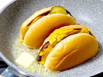 ダブルチーズバーガーに革命。シェフ流の食べ方に「もはや別物」「このために持ち帰りたい」