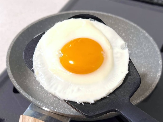 目玉焼きが丸く焼ける！意外な方法に「こうすればよかったのか」「フライパンも汚れない」