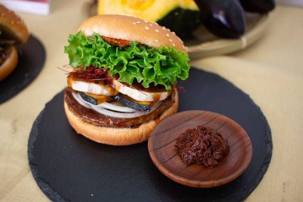 フレッシュネスバーガーの新作は野菜がごちそう！「香る大人の和バーガー」2品を食べ比べ