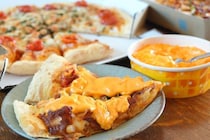ドミノ・ピザ「チーズソースの雨大作戦」を食べてみた！とろうまチェダーソースをかけて背徳感マシマシに