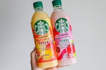 スタバのペットボトル飲料に「トロリ」誕生。フルーツ×ティー×ミルクを組み合わせた2種を飲み比べ