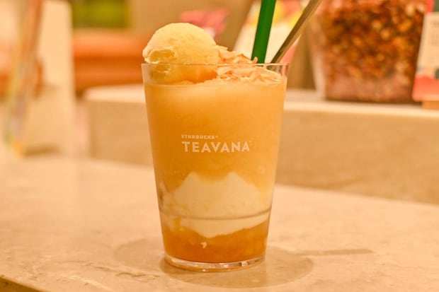 スタバのティーカフェ新作を飲み比べ！パイン×ココナッツのトロピカルティーは「もはやパフェ」