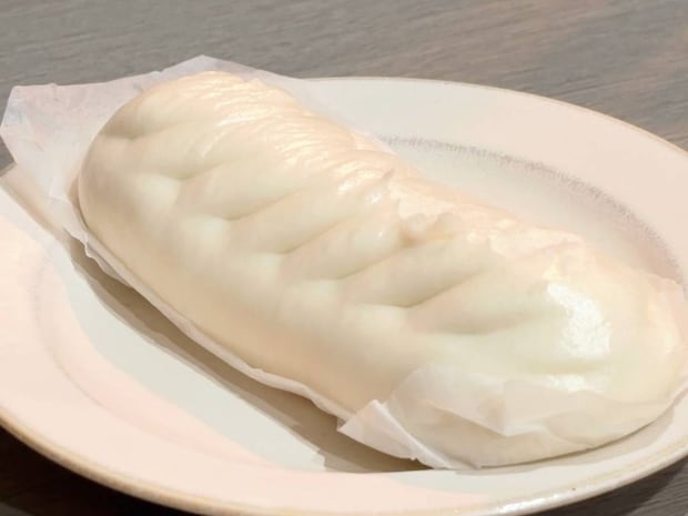 あのテーマパークフードに似てる!? 関東ファミマ限定「餃子ドッグ」を食べてみた