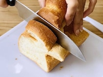 ふわふわのパンもつぶれない！スッと切る方法に「こんなに違うの？」「もっと早く知りたかった」