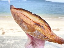 外はカリッと、中はもっちりの生地からじんわり染み出す明太バターがやみつきになる！人気No.1の明太フランス【KEIZO BAKERY/福岡・今宿】