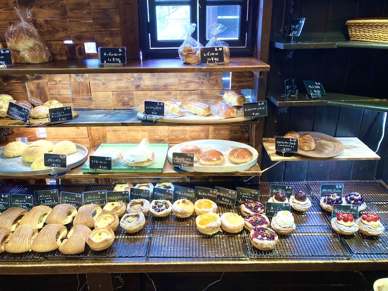 山小屋風の瀟洒な建物の中に、5坪ほどの店舗スペースがある【ベッカライサカツジ】には、見目麗しいデニッシュやベーグル、ドイツパンなどがぎっしり！（埼玉県・三郷市）