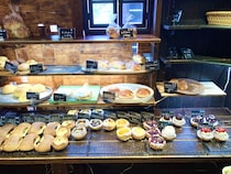 山小屋風の瀟洒な建物の中に、5坪ほどの店舗スペースがある【ベッカライサカツジ】には、見目麗しいデニッシュやベーグル、ドイツパンなどがぎっしり！（埼玉県・三郷市）