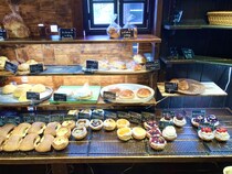 山小屋風の瀟洒な建物の中に、5坪ほどの店舗スペースがある【ベッカライサカツジ】には、見目麗しいデニッシュやベーグル、ドイツパンなどがぎっしり！（埼玉県・三郷市）