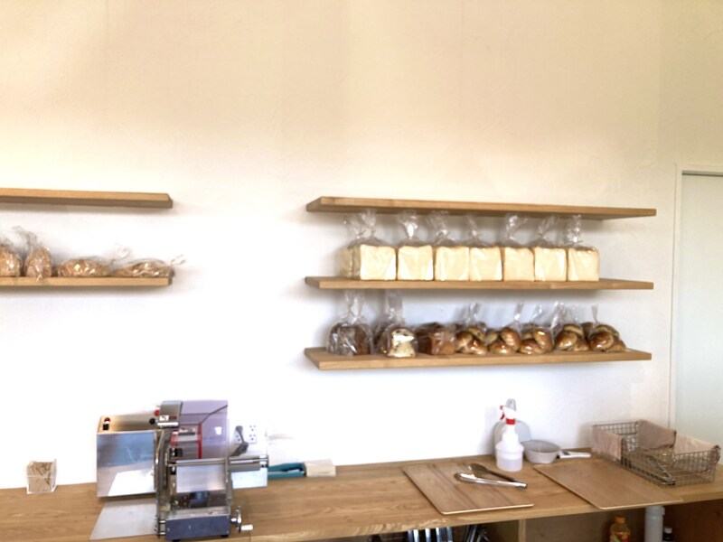 <パンめぐ長野編①>軽井沢の有名店出身のシェフが焼く、石臼機で挽いた小麦と自家製麴を使ったパンがスタイリッシュなお店に並ぶ【elnice(エルニス)】(長野県・上田市)