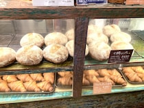 ＜パンめぐ京都編①＞日本全国からパンを求めて人が集まる京都のパン屋さん【たま木亭】は午後でも豊富な品揃え！（京都府・宇治市）