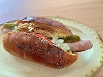 素材や味付けにも一捻りある、大人のホットドッグを召し上がれ【AKARI BAKERY】（福岡県・福岡市）