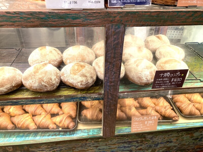 ＜パンめぐ京都編①＞日本全国からパンを求めて人が集まる京都のパン屋さん【たま木亭】は午後でも豊富な品揃え！（京都府・宇治市）
