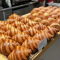 整然と列をなす、ふんわり大きな絶品クロワッサンは見惚れる美しさ【ベーカリー三三】（神奈川県・横浜市）