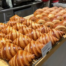 整然と列をなす、ふんわり大きな絶品クロワッサンは見惚れる美しさ【ベーカリー三三】（神奈川県・横浜市）