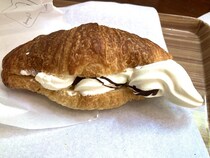 長崎大浦天主堂近くのクロワッサン人気店でいただく新感覚「クロワッサン・ソフトクリーム」【エフラボ(Bakery F.labo.)】（長崎県・長崎市）