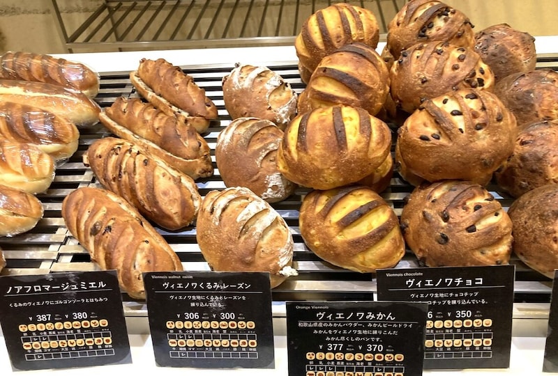 南紀白浜のリゾートホテル内にあるスタイリッシュなベーカリー【テッティーベーカリー＆カフェ】には洗練されたパンがずらり（和歌山県・西牟婁郡白浜町）