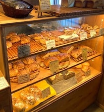 <パンめぐ 札幌編 ③＞ 札幌市郊外、有名店出身のシェフが焼く国産小麦の自家製粉と自家製酵母を使ったハード系パンが人気の【太郎山】（北海道・札幌市）