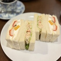 札幌で行列が絶えない！たらばがにサンドが人気の老舗喫茶店【珈琲とサンドイッチの店 さえら】（北海道・札幌市）