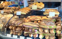 ＜パンめぐ パリ編 ④＞ パリ中心の巨大乗り換え駅「Châtelet – Les Halles（シャトレ-レ・アル）」から直ぐ近く、種類豊富なサンドイッチからヴィエノワズリまである【BOULANGERIE BON ET BO（ブーランジェリー・ボン・エ・ボ）】（フランス、パリ）