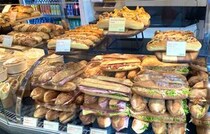 ＜パンめぐ パリ編 ④＞ パリ中心の巨大乗り換え駅「Châtelet - Les Halles（シャトレ-レ・アル）」から直ぐ近く、種類豊富なサンドイッチからヴィエノワズリまである【BOULANGERIE BON ET BO（ブーランジェリー・ボン・エ・ボ）】（フランス、パリ）