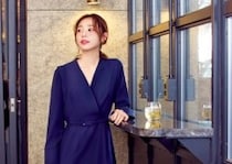 知的さを纏うブルー。ウエストマークが効いた大人ワンピ通勤コーデ【毎日コーデ】