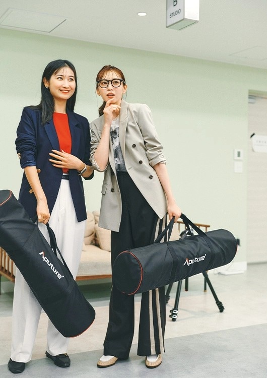 毎日コーデ　宮田聡子　ワイドパンツ　Tシャツ　ジャケット　ローファー　メガネ　パールネックレス　コインネックレス