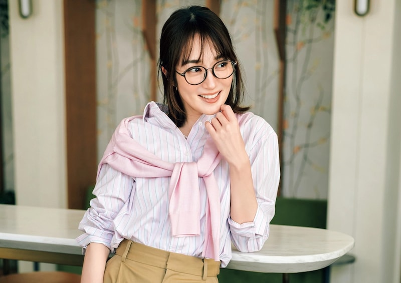 親しみやすい上司感は×淡色ニットで!ハンサムシャツを大人に着こなす最旬コーデ2選