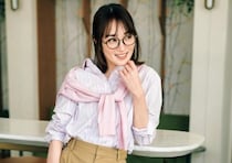親しみやすい上司感は×淡色ニットで！ハンサムシャツを大人に着こなす最旬コーデ2選