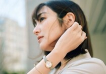 デスクワーク中のふとした瞬間におしゃれを宿す♡「時計＆バングル」・「スカーフ」上品小物でコーデを洗練