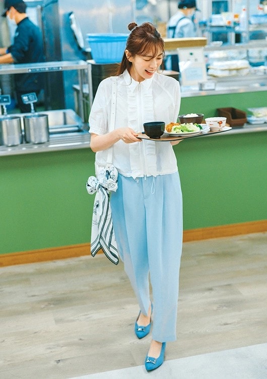 毎日コーデ　宮田聡子　ブルーパンツ×パンプス