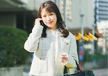 【私服SNAP】スリット入りパンツで脚長効果抜群！ジャケットと合わせて着こなせばキレイめ通勤コーデの完成♡